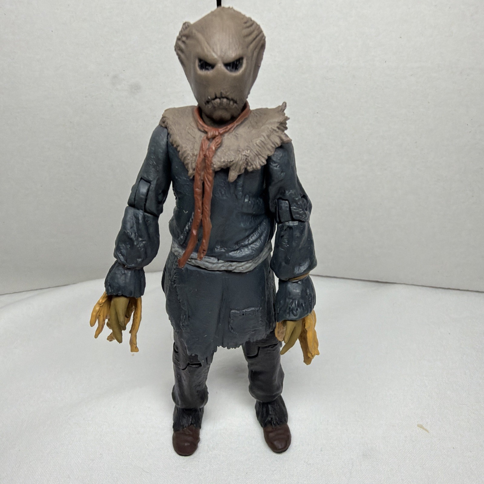 Series 3 Scarecrow Version 3 Featuring Blue/Black Tunic, Brown Scarf & Grey Belt