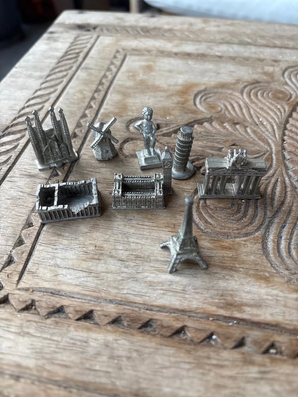 8 pions / figurines Monopoly années 90