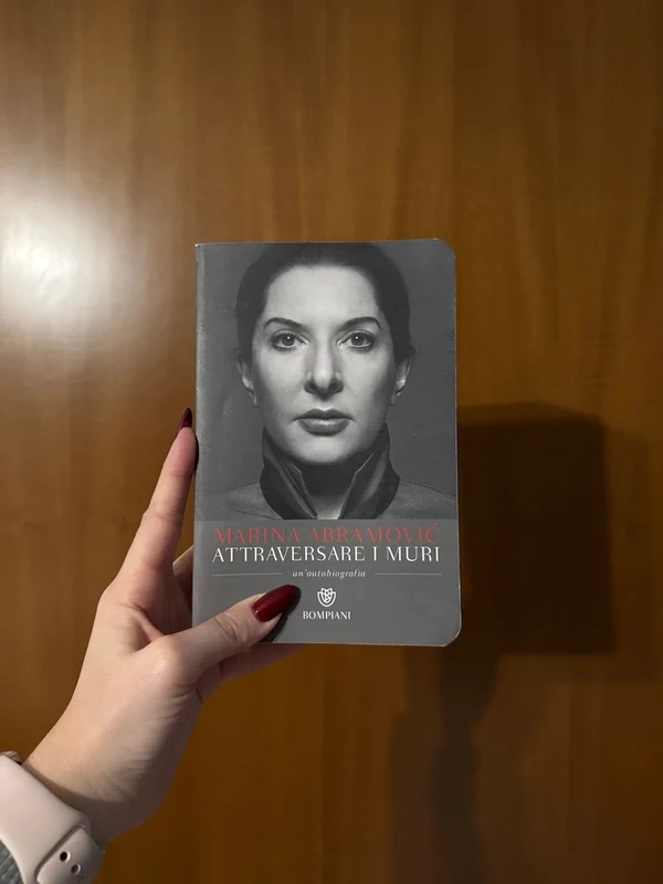 Libro “Attraversare i muri” di M. Abramovic