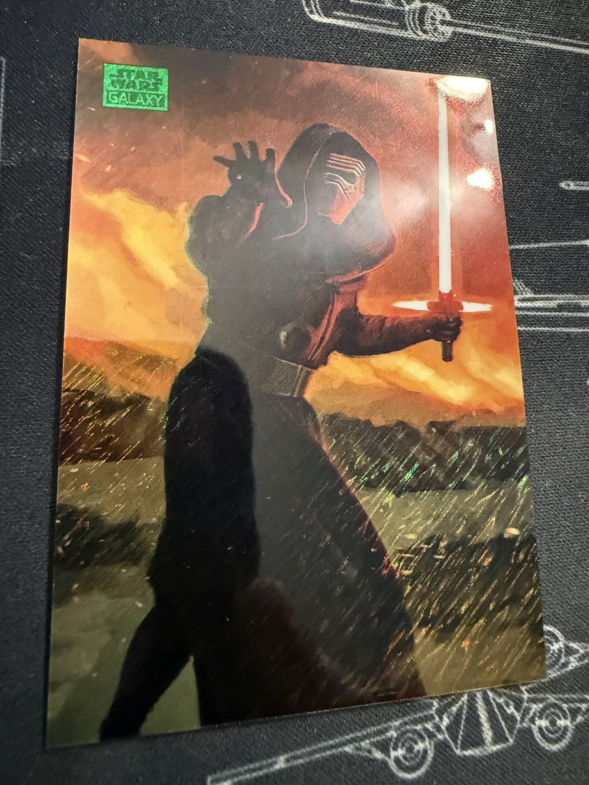 2025 Topps Star Wars Galaxy POW-10 Kylo Ren rifrattore verde brillante /199