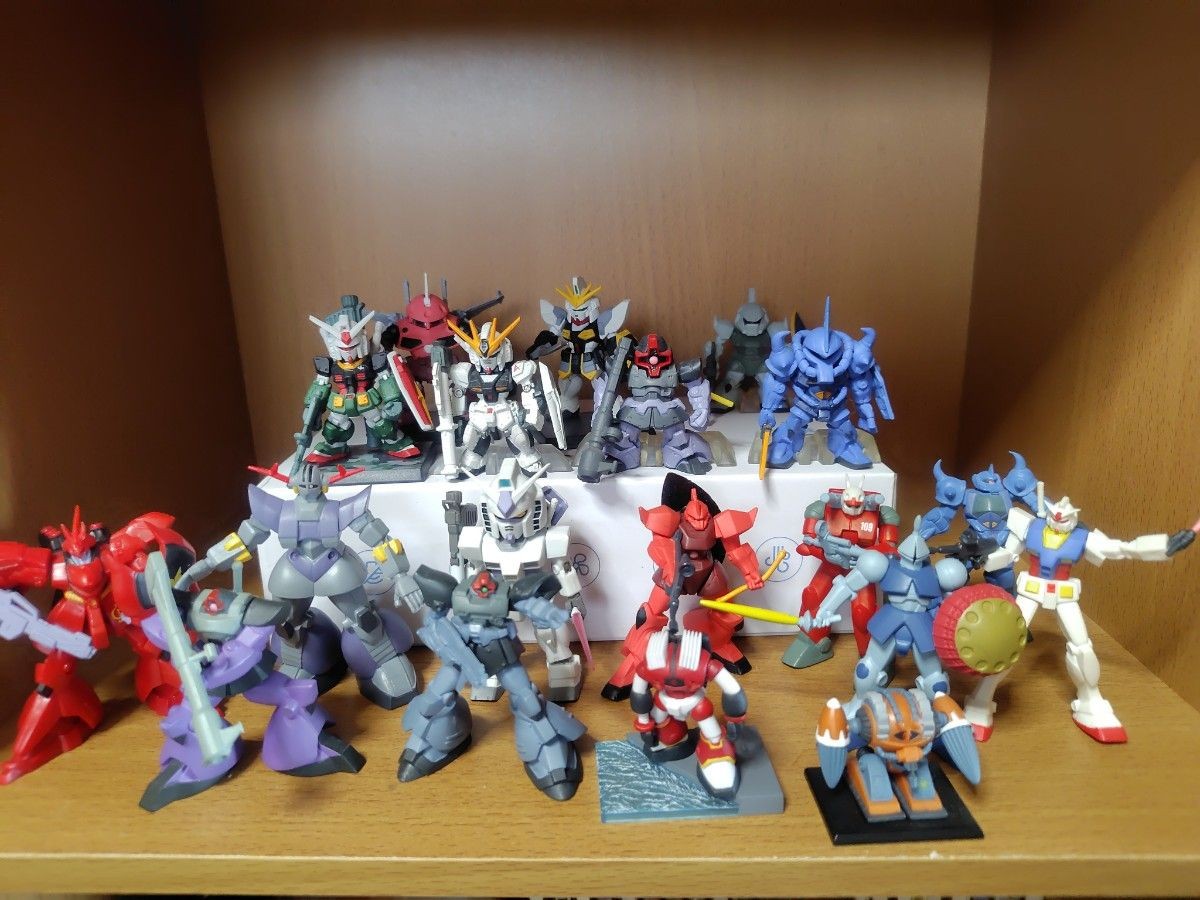 Lotto sfuso di 19 figurine Gundam convergenti e set di tute mobili assortite