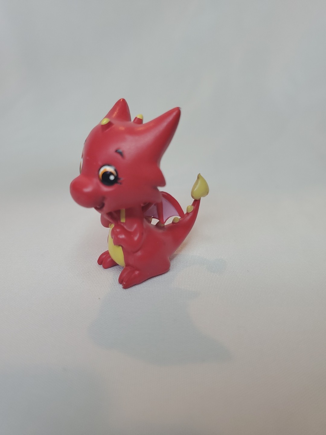 Statuina giocattolo in vinile drago bambino rosso Deliah altezza 1,5". Qualche segno di usura della vernice. T-463