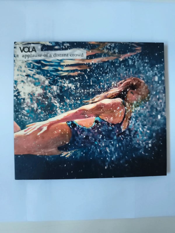 Vola - applause of a distant crowd