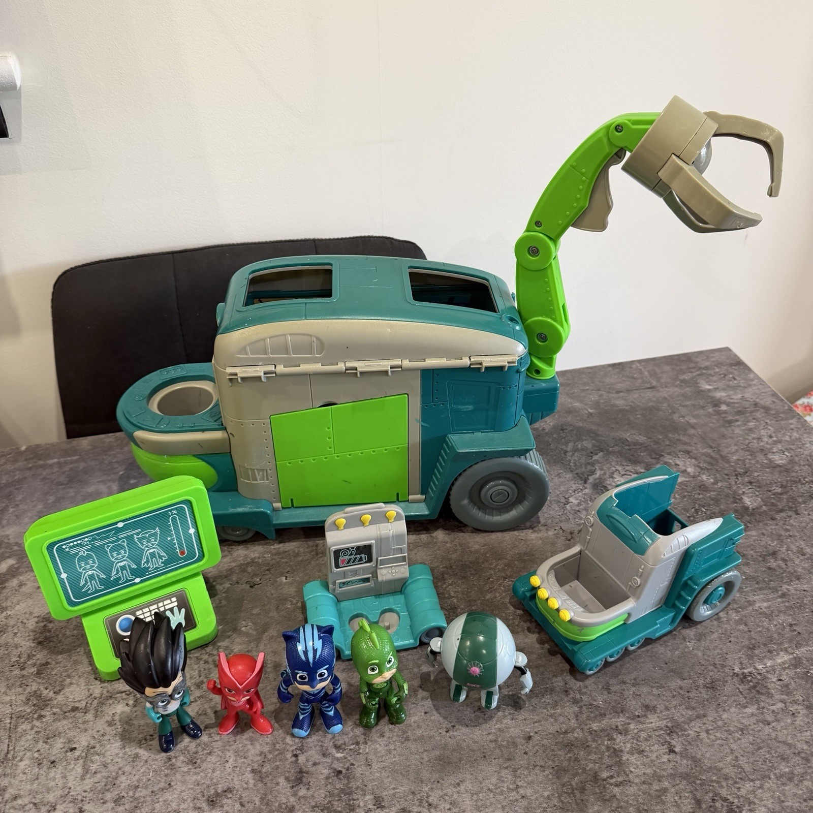 PJ Masks Light & Sounds Large Romeo’s Lab Vehicle Playset With Figures 257