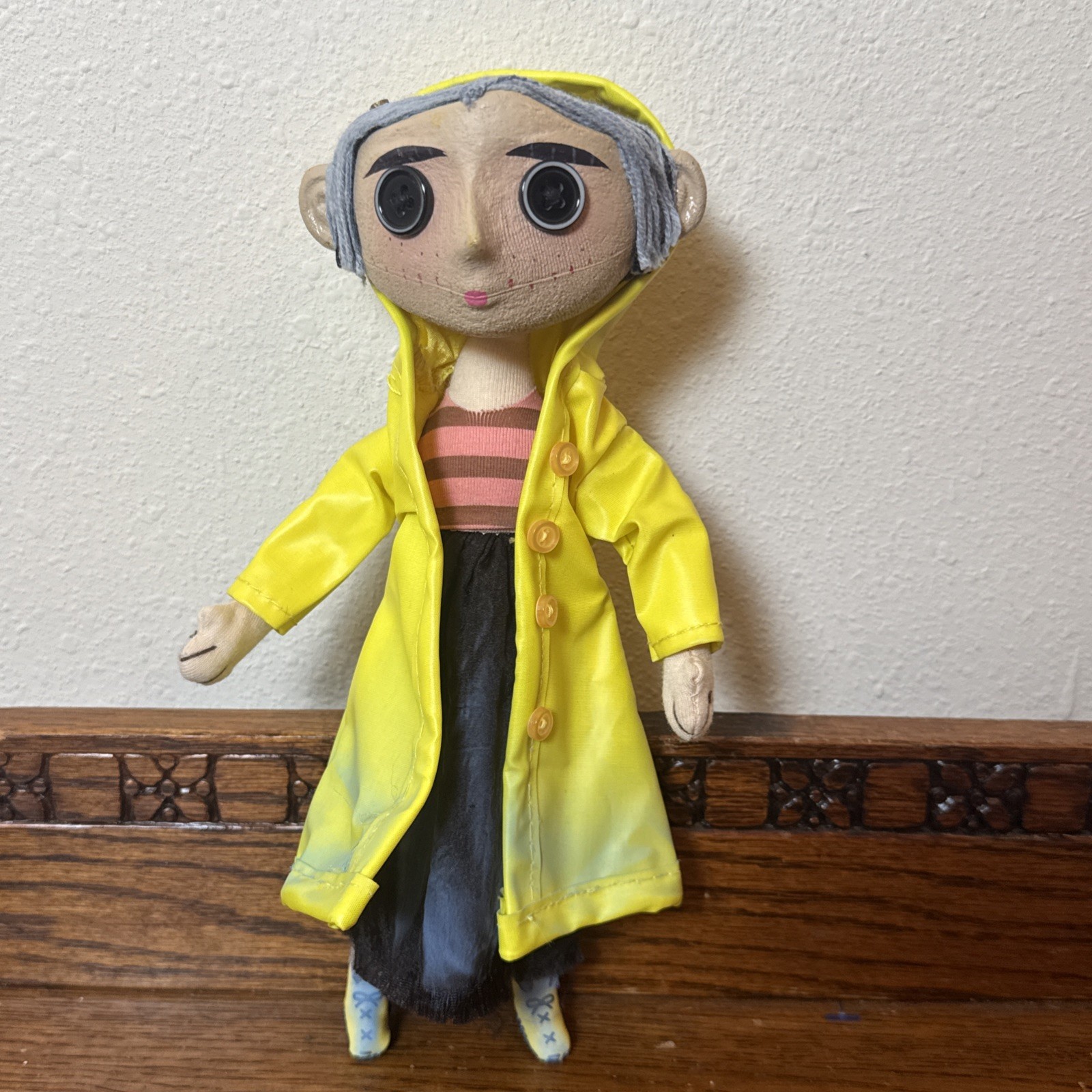 Bambola Laika Coraline 2018 occhi a bottone prop replica impermeabile giallo figura 9"