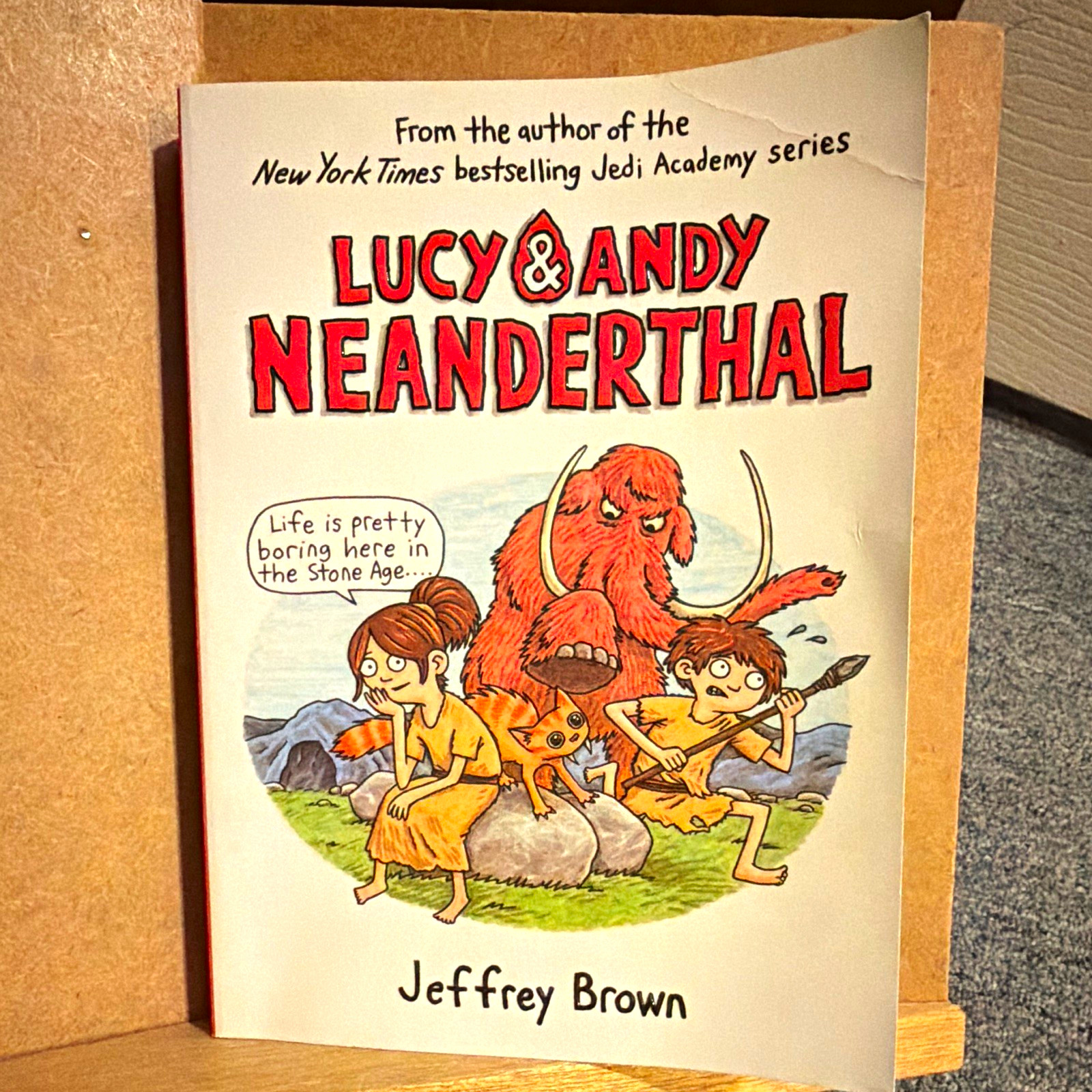 Jeffrey Brown Lucy & Andy Neanderthal graphic novel copertina morbida 2016 corona
