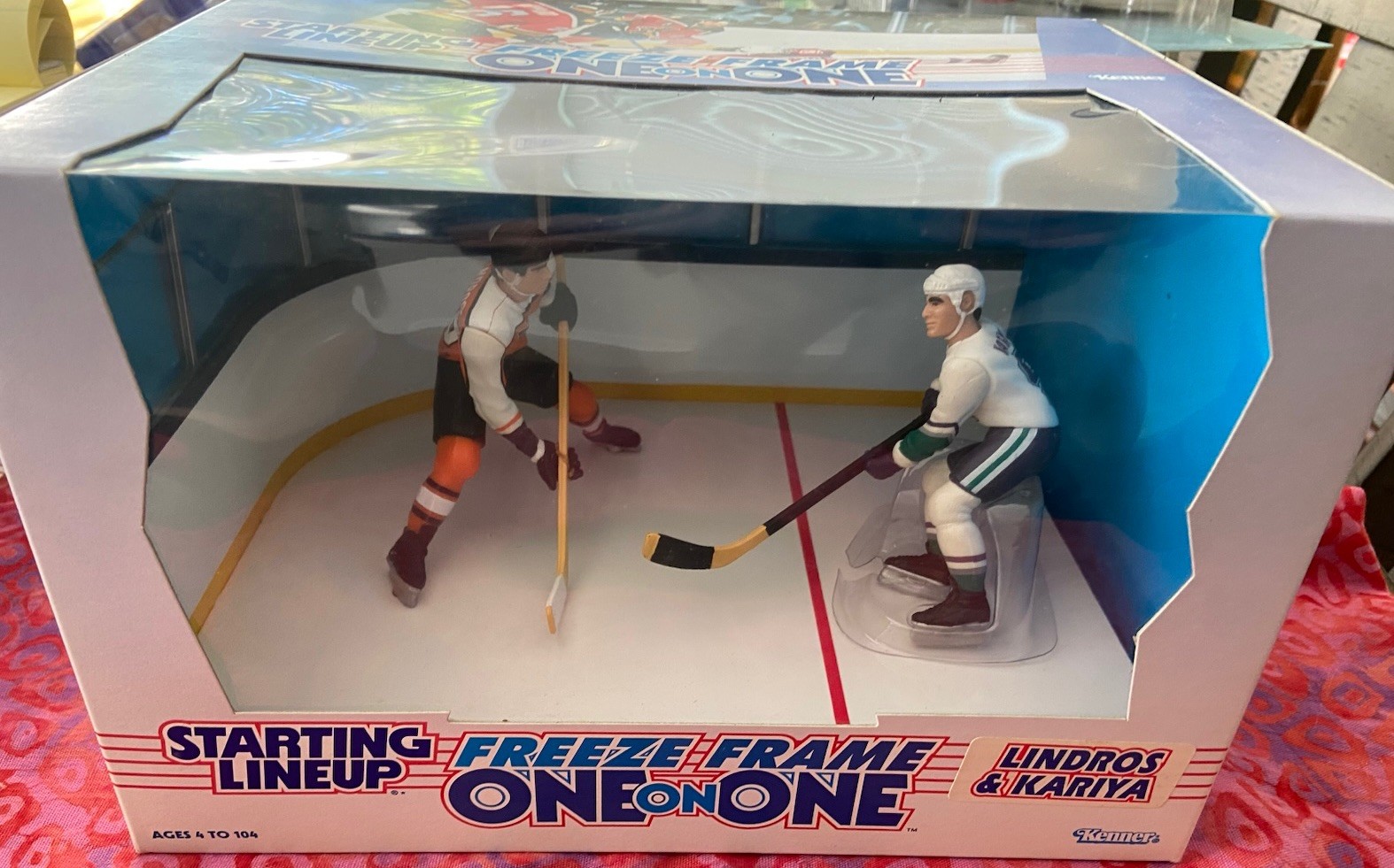 ‘97 NHL STARTING LINEUP FREEZE FRAME ONE ON ONE ACTION FIGURES LINDROS KARIYA 28