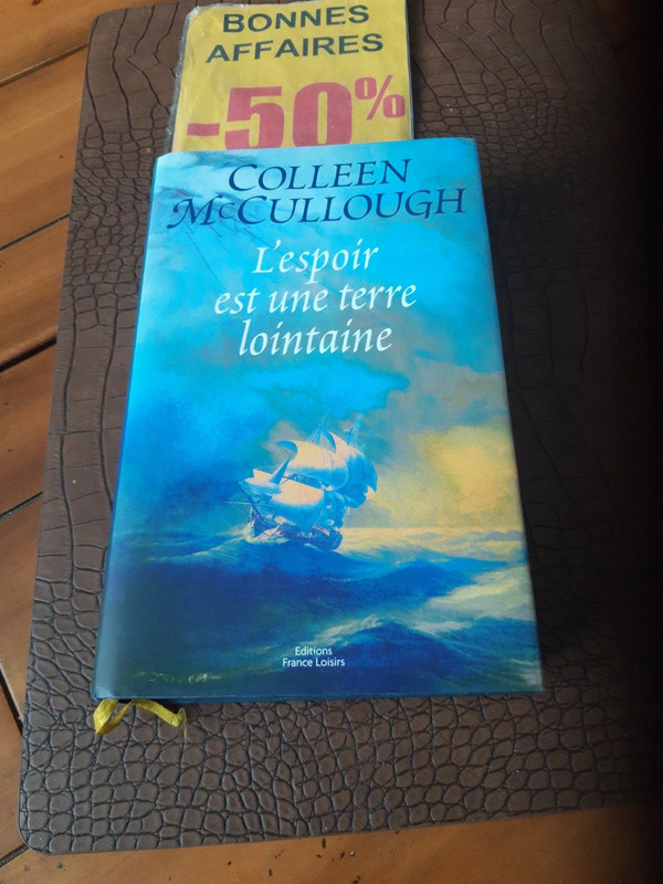 Gros livre.  Colleen mc cullough. L'espoir est une terre lointaine