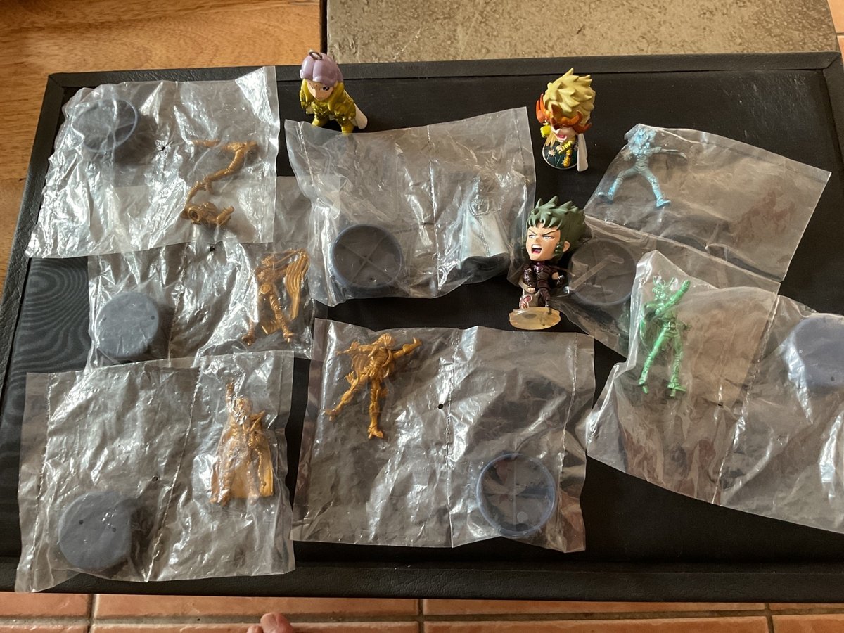 Lot de 10 petites figurines Saint seiya