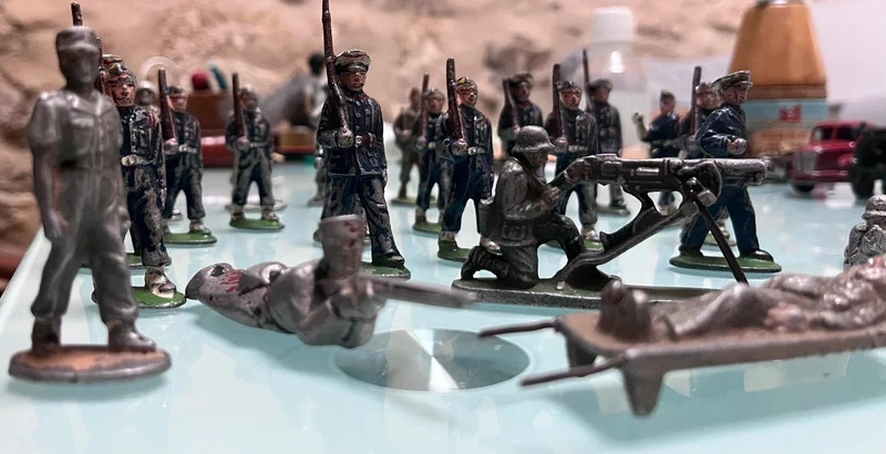 Lot de 24 figurines militaires anciennes en métal