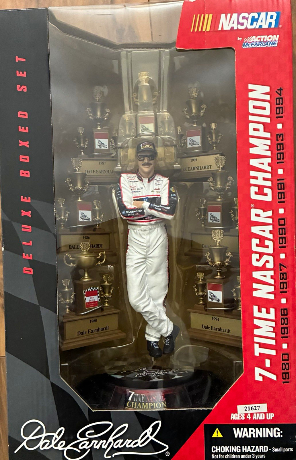 Modellino McFarlane NASCAR Dale Earnhardt in scatola con trofei e base età 4+