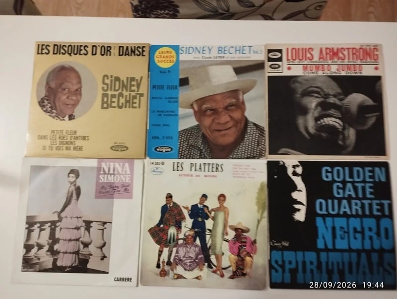 Lot de 6 vinyles 45 tours jazz, gospel et variétés internationales.