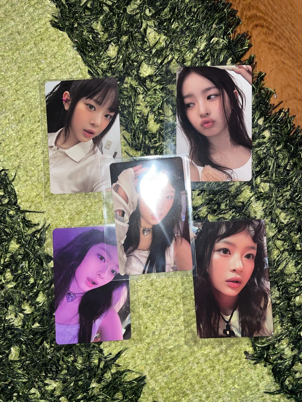 Pack 5 photocards of Hanni from New Jeans