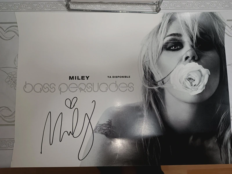 Miley Cyrus póster firmado