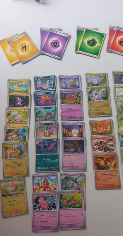 Lot de 100 cartes pokemons + petite boîte de rangement