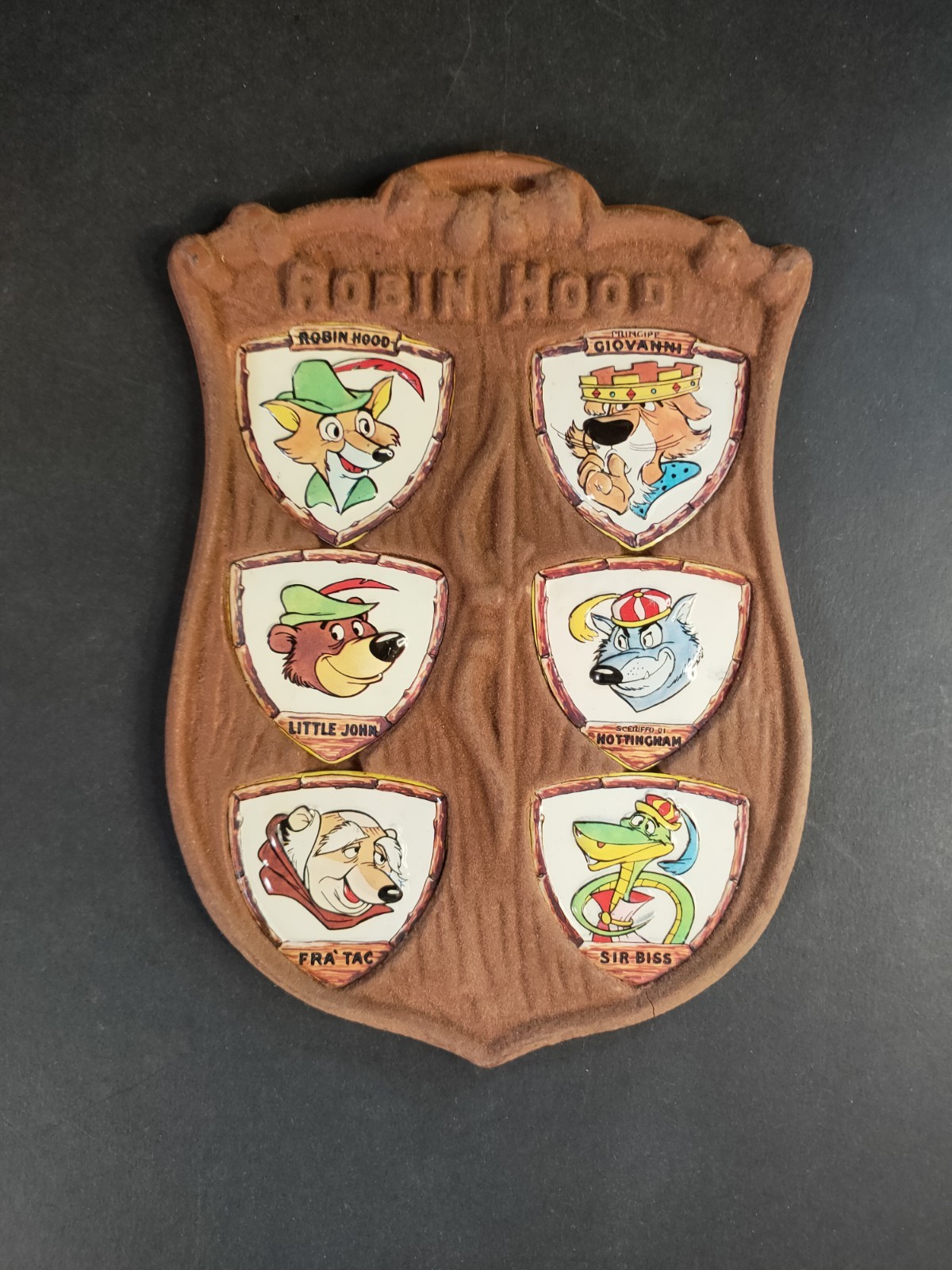 TOPOLINO GADGET - SCUDETTO DI SHERWOOD MARRONE COMPLETO   (cod.L40)