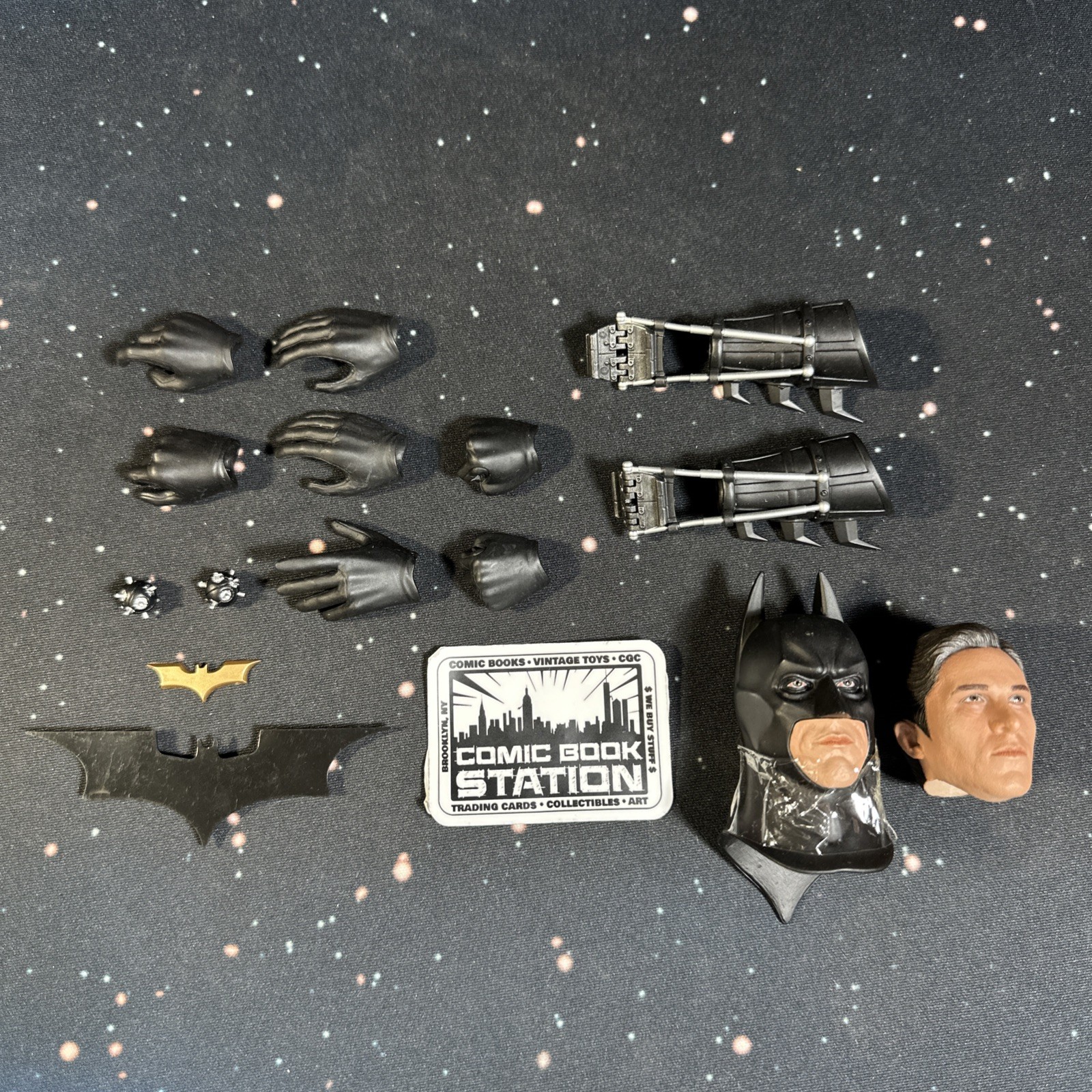 Batman Scala 1/6 Accessori 2011 Hot Toys Tuta Inizia Versione Testa Mani CS