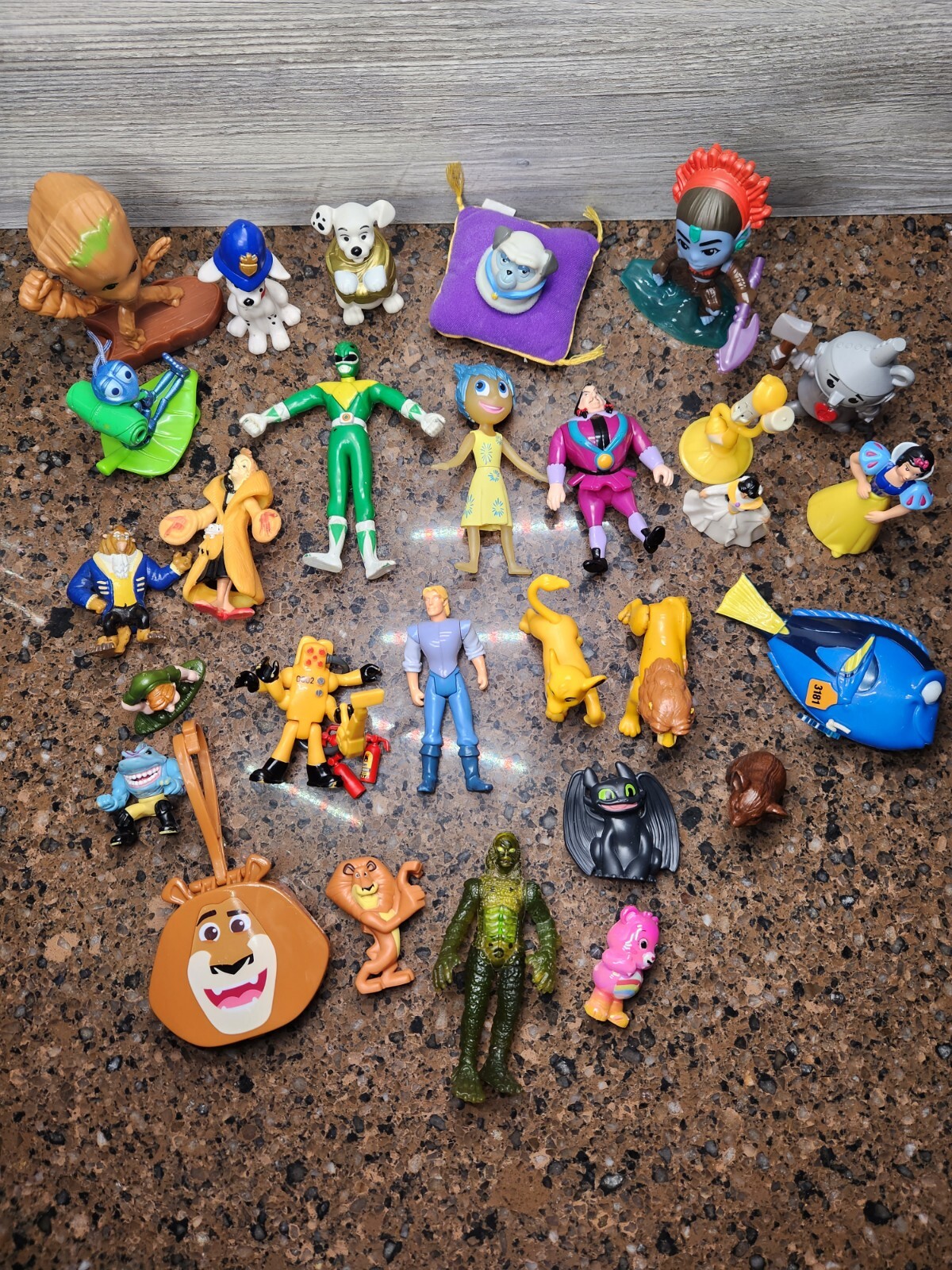 Lotto di 27 figurine personaggi film: CARE BEAR TIN MAN LION KING GRUT