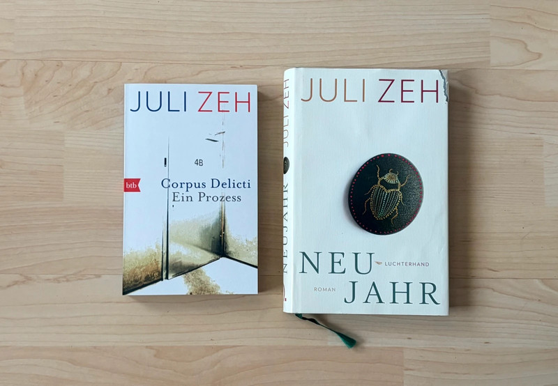 2 Romane "Corpus Delicti" und "Neujahr" von Juli Zeh Taschenbuch Hardcover - tlw. NEU -