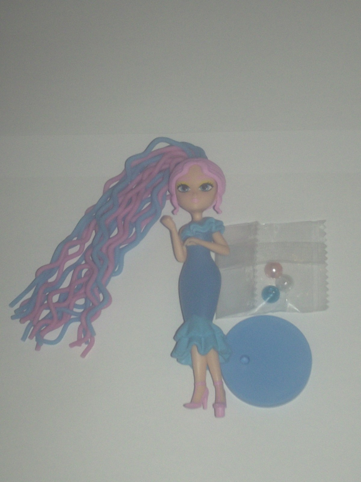 UNA PICCOLA BAMBOLA DI CHIX GIRLS CLUB FASHION DOLL BLUE OCEAN (29.077)