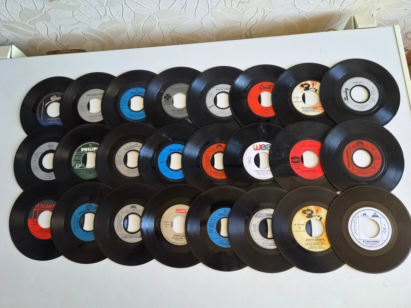 LOT 01 24 vinyles 45T vintage sans pochettes pour décoration