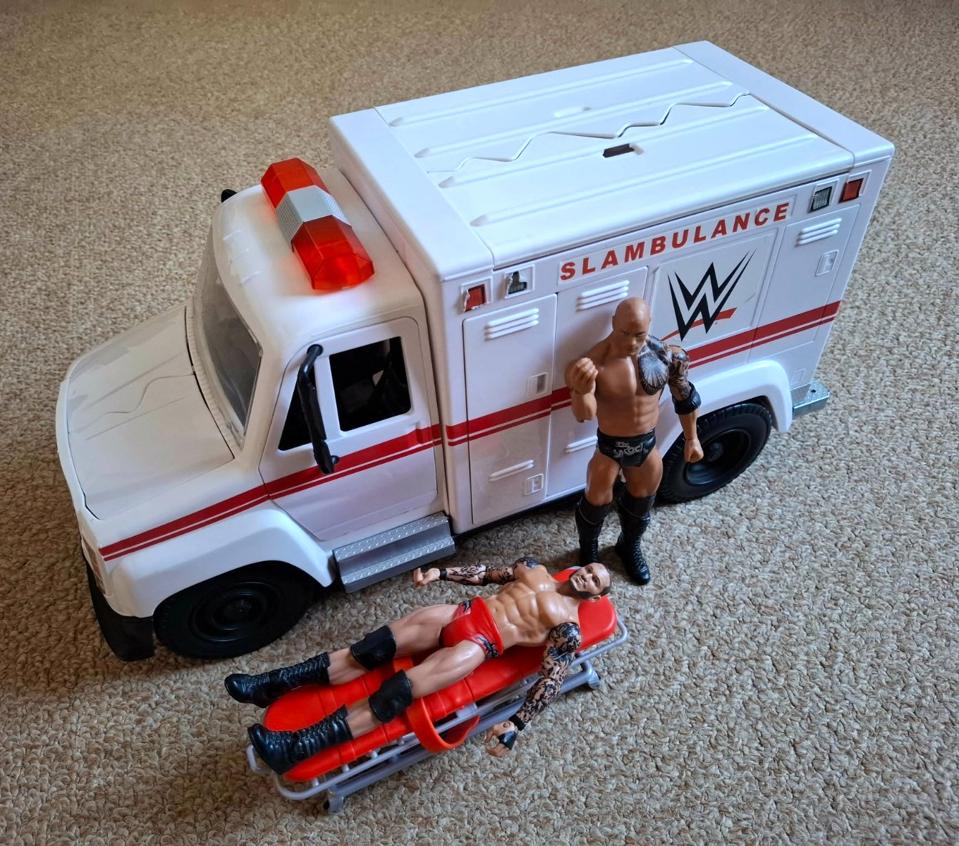 WWE WWF Slamblance Wrestling Ambulanza Giocattolo con Barella / Gurney Rock Orton Figs