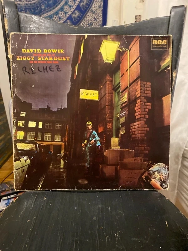 The Rise And Fall Of Ziggy Stardust And The Spiders From Mars" de David Bowie,