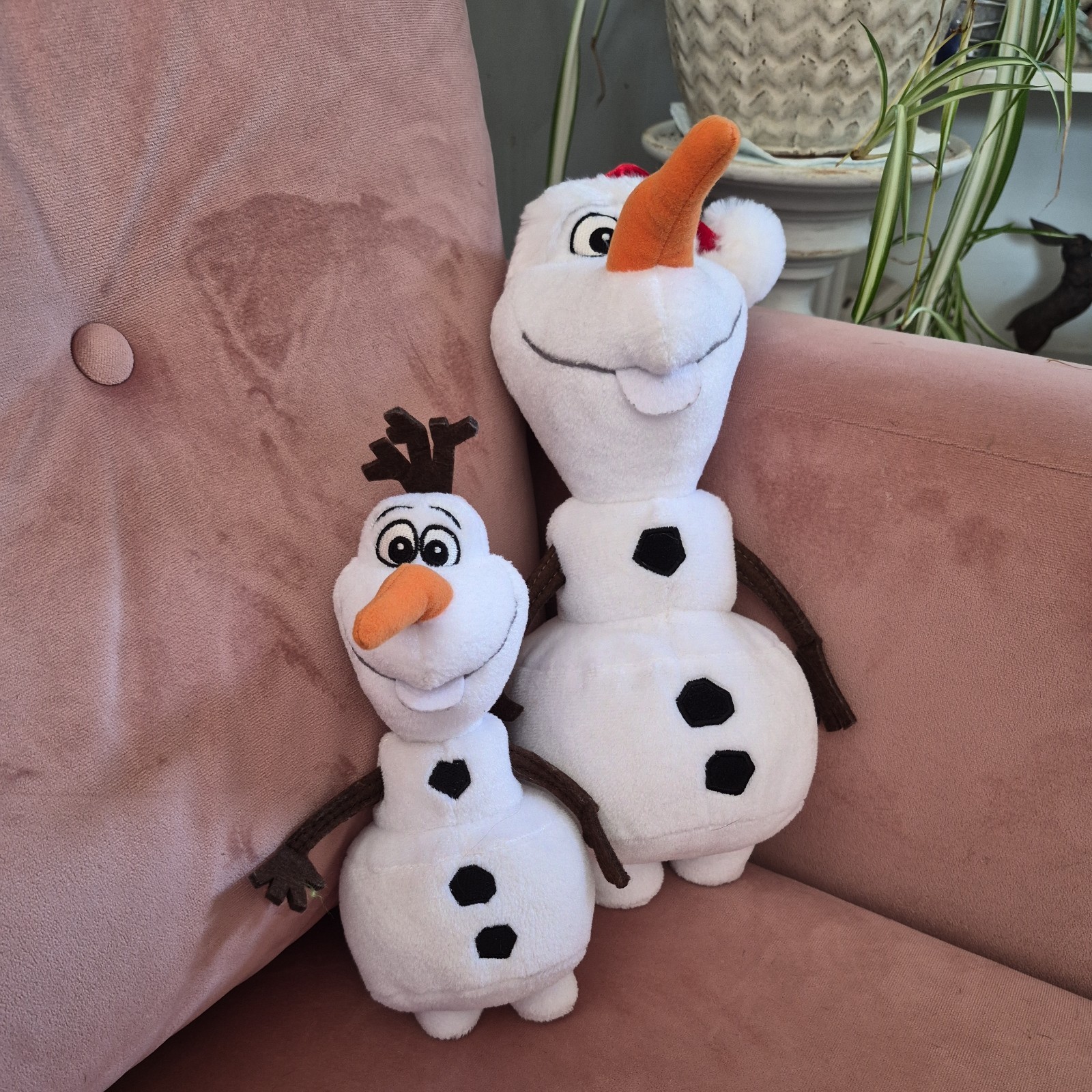 Disney Frozen Olaf Il Pupazzo di Neve x2 In Cappello Babbo Natale Peluche Giocattolo Morbido Posh Paws C326