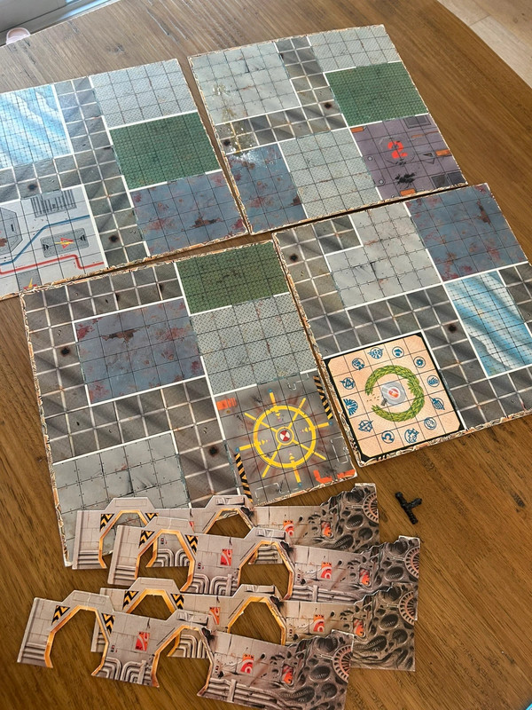 Mb Starquest/space crusade/space hulk - 4 tabelloni + 4 pareti e 1 elemento di aggangio in plastica