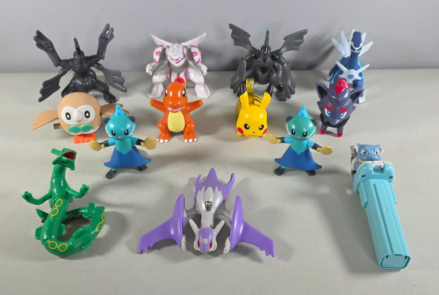 Lotto giocattoli Pokemon Rayquaza, Latios, Dewott, Rowlet, Pikachu, Charmander, Zorua +
