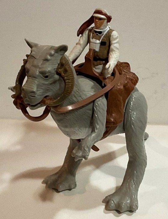 Star Wars Vintage Solid Belly Tauntaun with Hoth Luke Skywalker figure included.