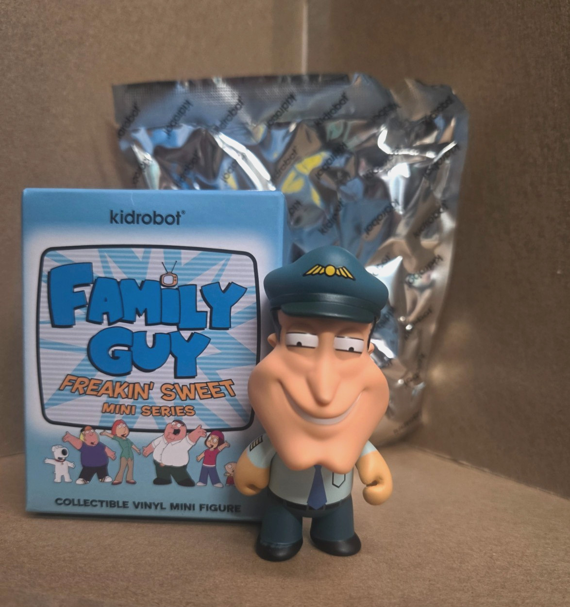 Kidrobot x Family Guy Freakin' Sweet 3" Vinile Mystery Mini - Pilot Quagmire 2/24