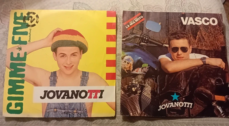 Lotto due vinili 45 giri di Jovanotti titolo Gimme Five anno 1988 titolo Vasco anno 1989