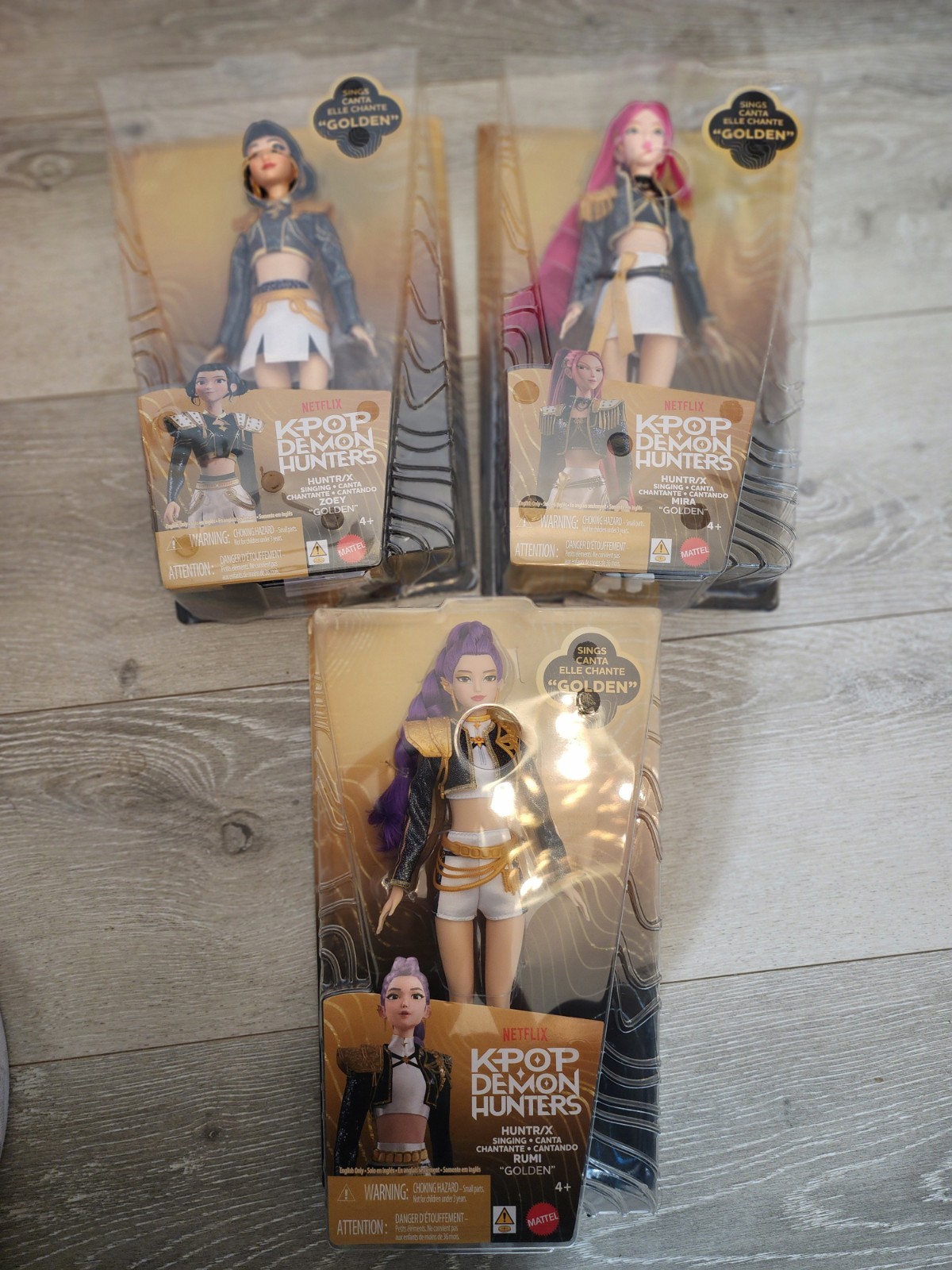 KPop Demon Hunters HUNTR/X Rumi Zoey Mira set 3 personaggi bambole che cantano 3 in mano