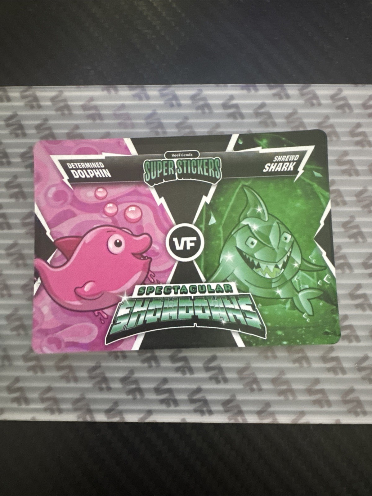 VeeFriends Super Adesivi Spettacolare Showdown Squalo Smeraldo Accorto
