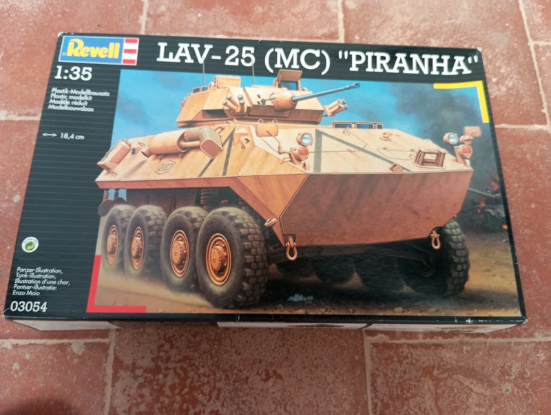 Revell militar vehicle LAv-25 MC Piranha