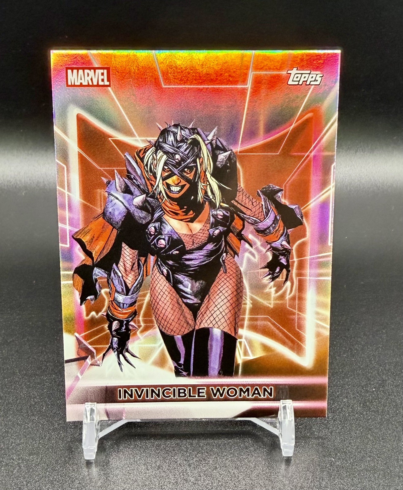 2026 Topps Marvel Neon - Rifrattore Donna Invincibile, Scheda #111