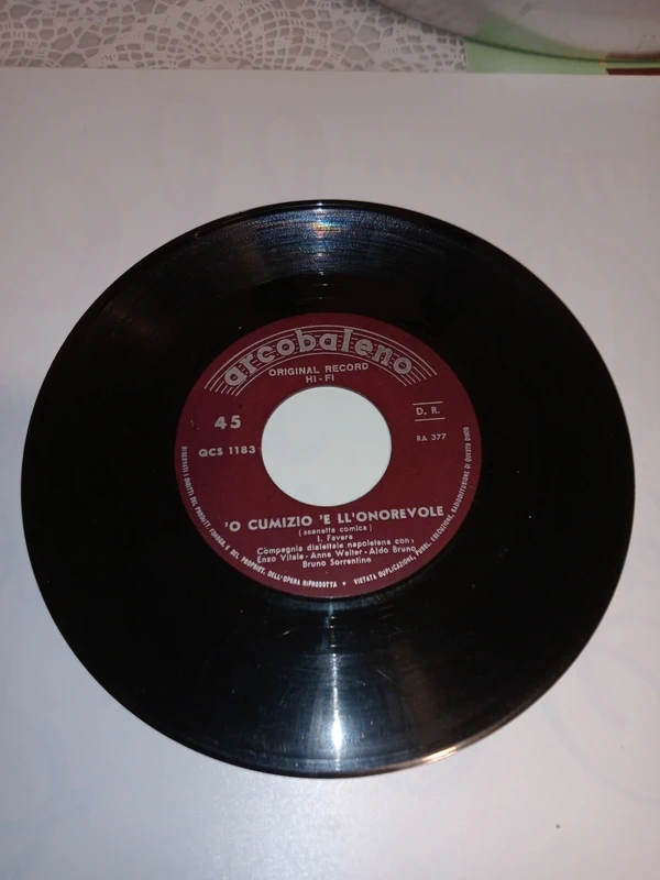 disco in vinile a 45 giri d'epoca stampato dall'etichetta discografica Arcobaleno Original Record