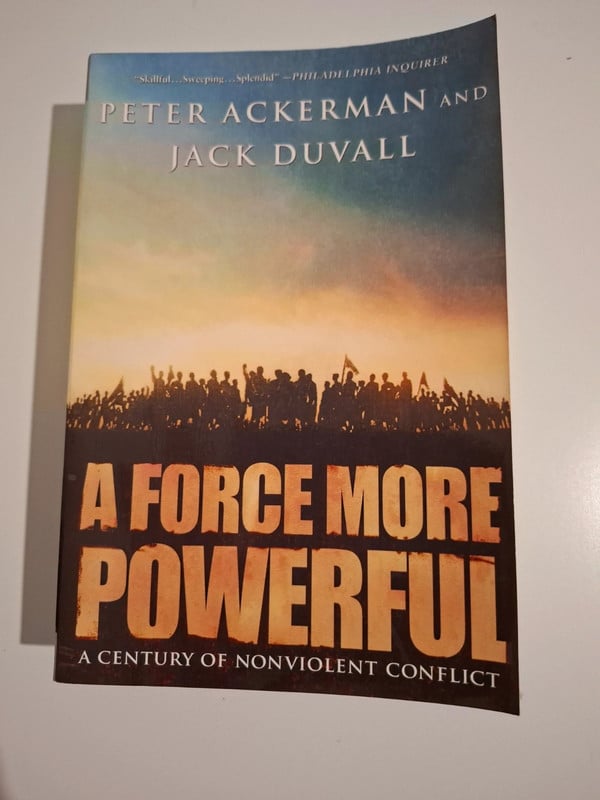 Livro "A force more powerful"