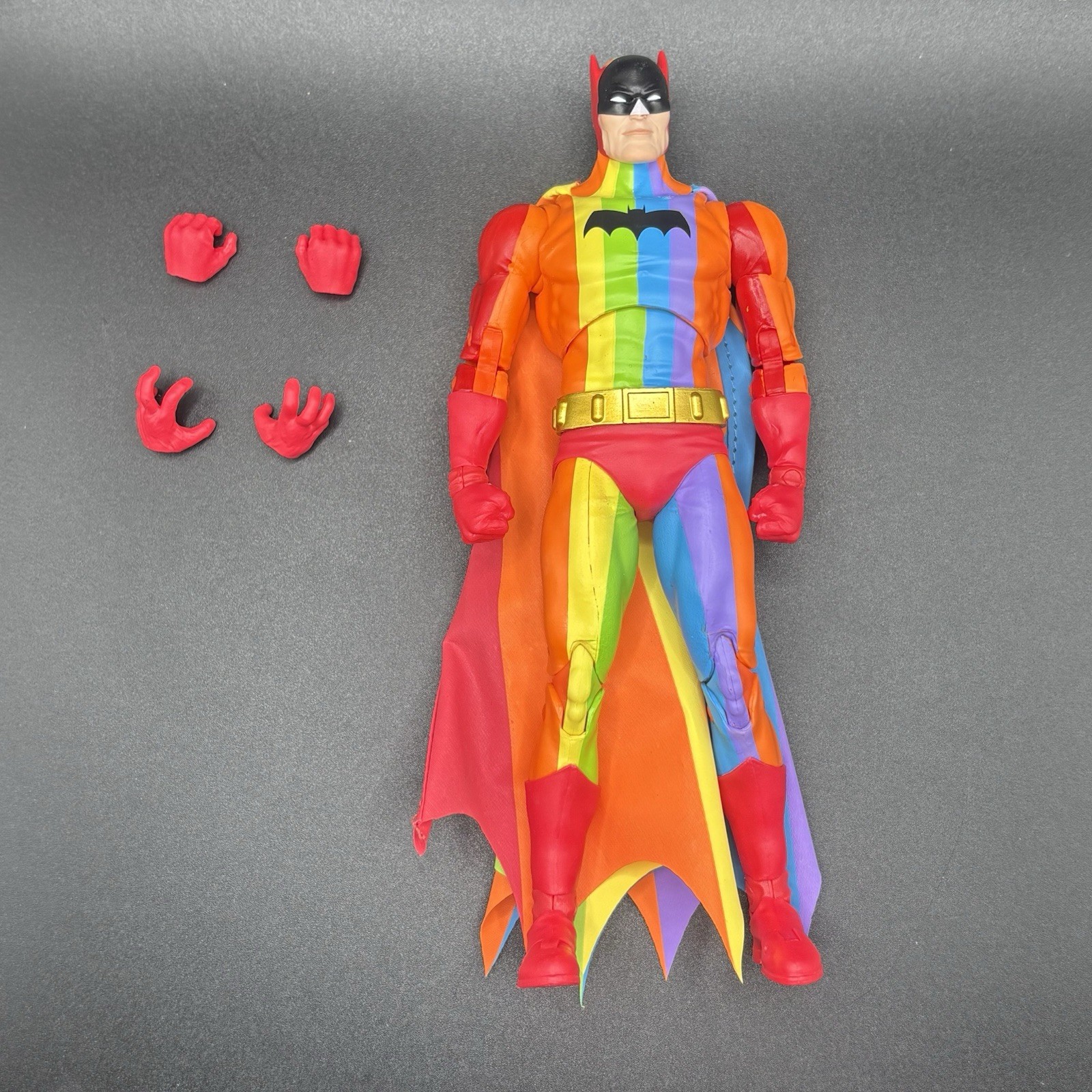 Modellino McFarlane DC Multiverse Batman (Rainbow Suit) Red Platinum 7"