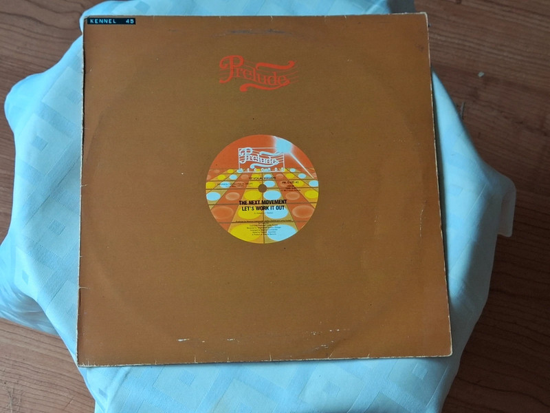 disque vinyle maxi 45T de The next movement "Let's work it out" en tres bon etat