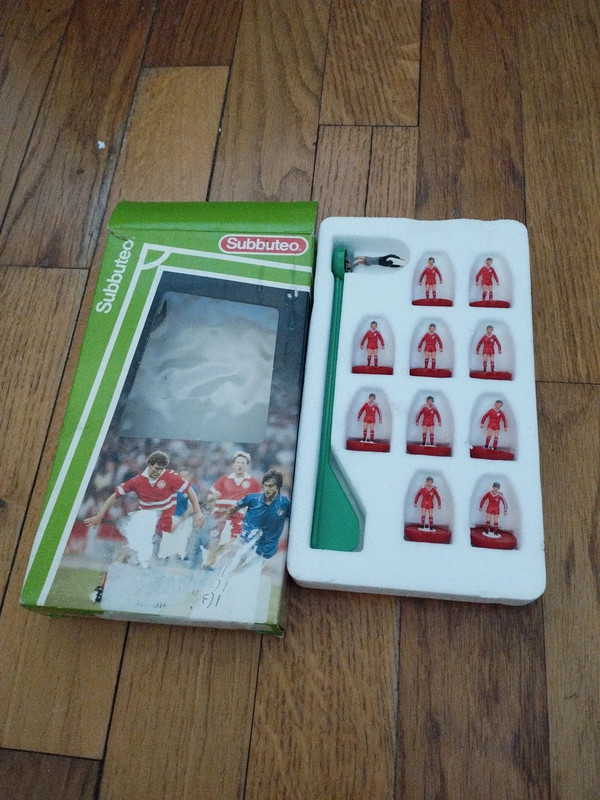 LW subbuteo. 10 figurines Liverpool . Ref 663
Réf 663