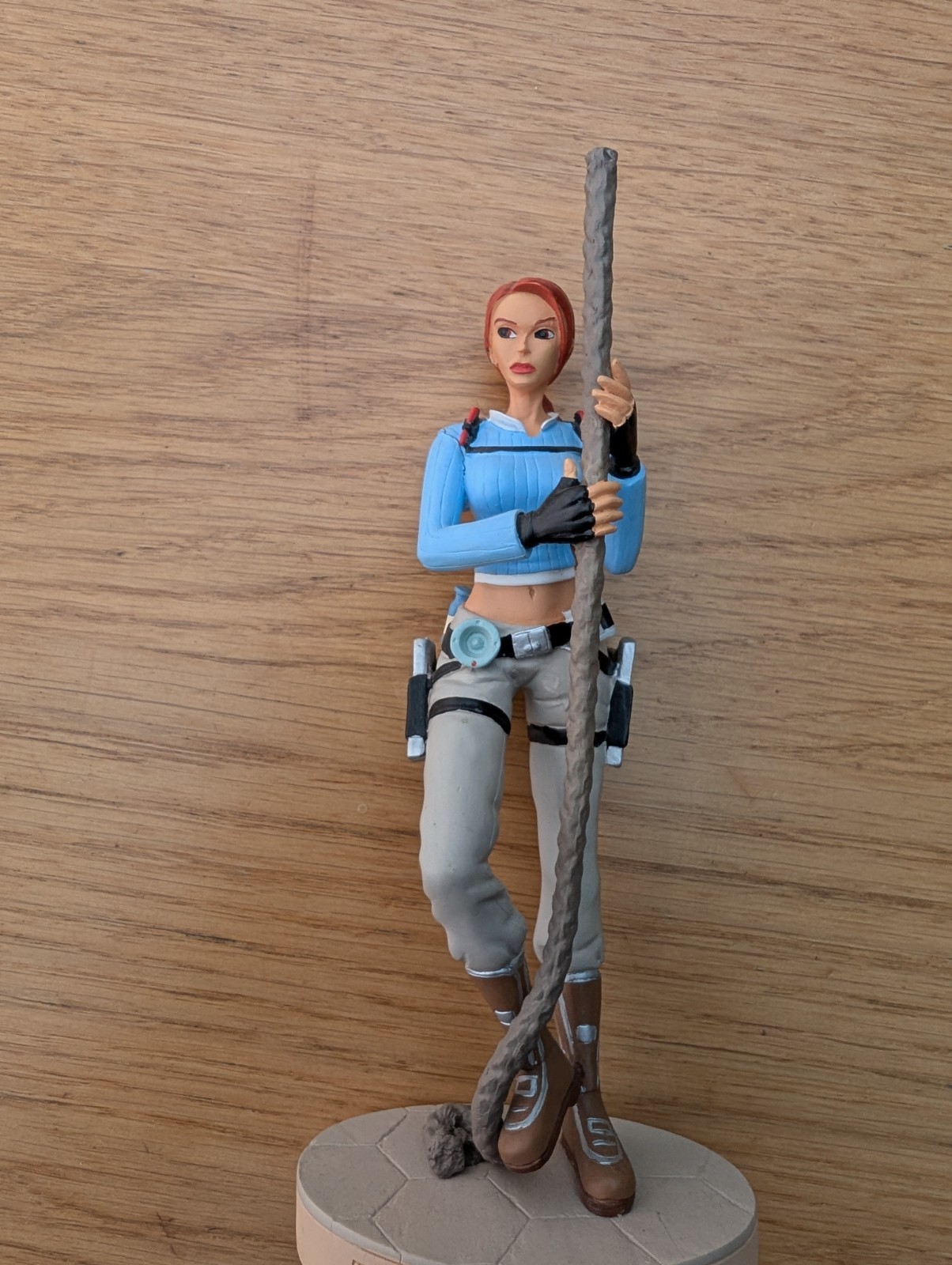 Lara Croft Figure Londra Rope Climbing Statue Atlas Edizioni 17 UK scena blu
