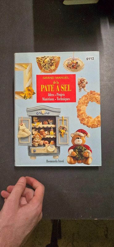 Livre Grands manuels pate à sel, idées, prjets, matériaux, techniques. Réf:L0112
