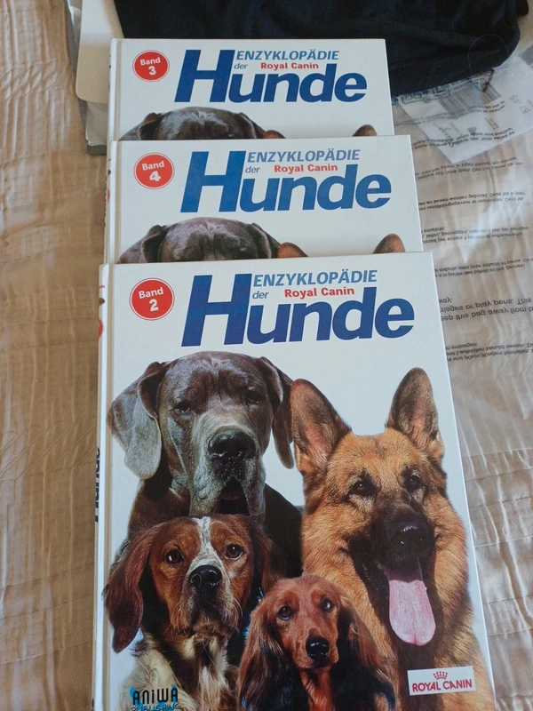 3 Bände von royal canin über Hunde