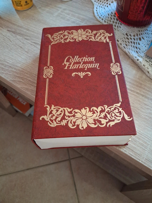 Coffret harlequin  contenu 4 livres de poche