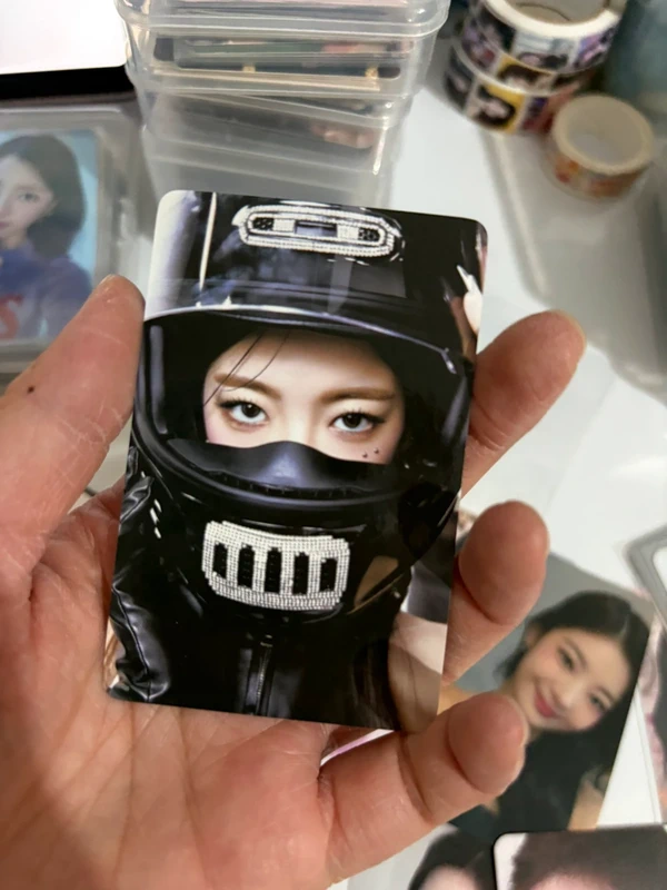 Lia photocard tunnel vision