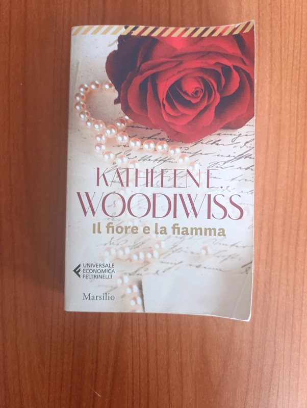 Romanzo "Il fiore e la fiamma" di Kathleen E. Woodiwiss
