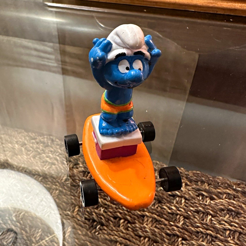 Figurina vintage Applausi Puffo PVC blu con skateboard arancione 1996