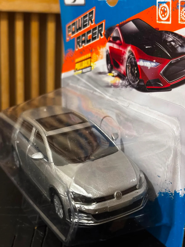 Volkswagen Golf 7 miniature Maisto Power Racer – Gris métallisé